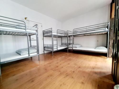 Cama en habitación compartida mixta de 10 camas del hotel Arc House Madrid - Puerta del Sol Only Adults. Foto 2