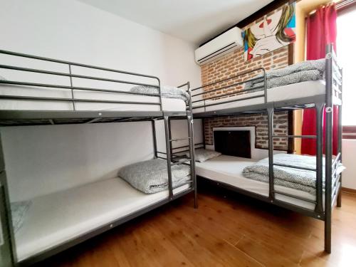 Cama en habitación compartida mixta de 4 camas del hotel Arc House Madrid - Puerta del Sol Only Adults. Foto 2