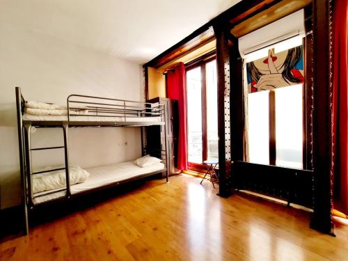 Cama en habitación compartida mixta de 12 camas del hotel Arc House Madrid - Puerta del Sol Only Adults. Foto 3