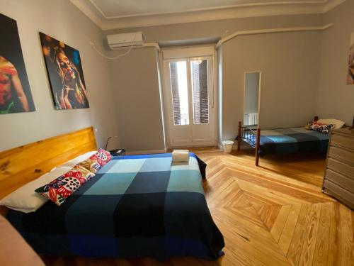 Habitación Cuádruple con baño privado del hotel Arc House Madrid - Puerta del Sol Only Adults
