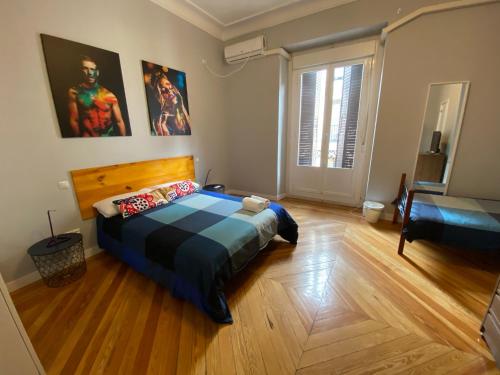 Habitación Cuádruple con baño privado del hotel Arc House Madrid - Puerta del Sol Only Adults. Foto 1