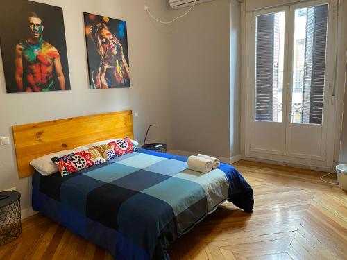 Habitación Cuádruple con baño privado del hotel Arc House Madrid - Puerta del Sol Only Adults. Foto 2