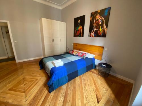 Habitación Cuádruple con baño privado del hotel Arc House Madrid - Puerta del Sol Only Adults. Foto 5