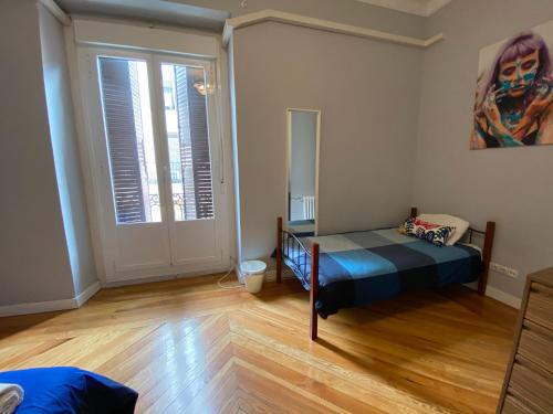 Habitación Cuádruple con baño privado del hotel Arc House Madrid - Puerta del Sol Only Adults. Foto 7