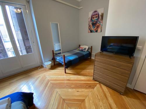 Habitación Cuádruple con baño privado del hotel Arc House Madrid - Puerta del Sol Only Adults. Foto 8