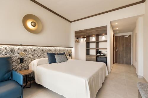 Habitación superior con cama extragrande del hotel Best Village Chipiona. Foto 8
