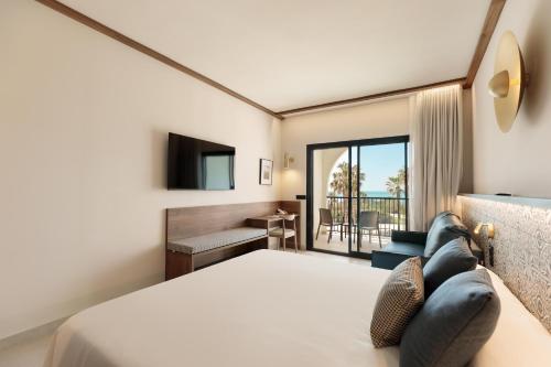 Habitación superior con cama extragrande del hotel Best Village Chipiona. Foto 9