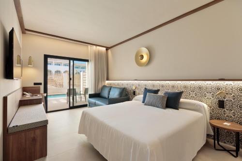 Habitación doble superior con cama extragrande y acceso directo a la piscina del hotel Best Village Chipiona. Foto 7
