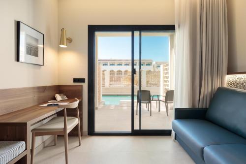 Habitación superior con cama extragrande y acceso directo a la piscina del hotel Best Village Chipiona. Foto 8