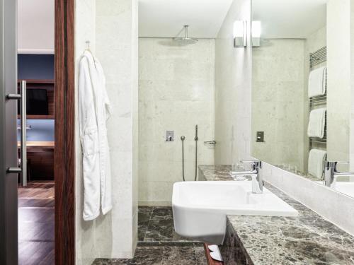 Habitación Deluxe con cama extragrande del hotel Metropol Palace Belgrade