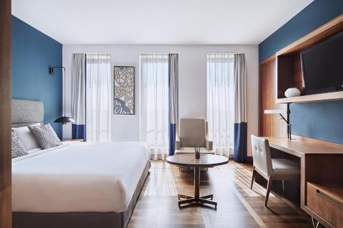 Habitación Deluxe con cama extragrande del hotel Metropol Palace Belgrade. Foto 1
