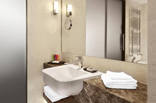 Habitación Deluxe con cama extragrande del hotel Metropol Palace Belgrade. Foto 2