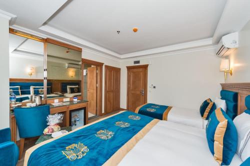 Habitación Triple Estándar del hotel The Byzantium and Suites - Special Class. Foto 2