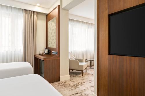 Habitación Familiar con balcón del hotel Ramada Plaza by Wyndham Istanbul Sultanahmet