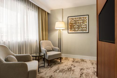 Habitación Familiar con balcón del hotel Ramada Plaza by Wyndham Istanbul Sultanahmet. Foto 1