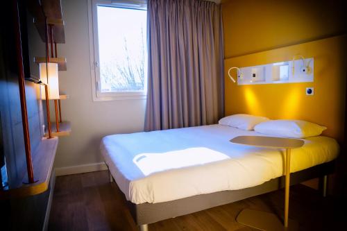 DOBLE - Habitación con una cama grande del hotel ibis budget Reims Parc Des Expositions. Foto 3