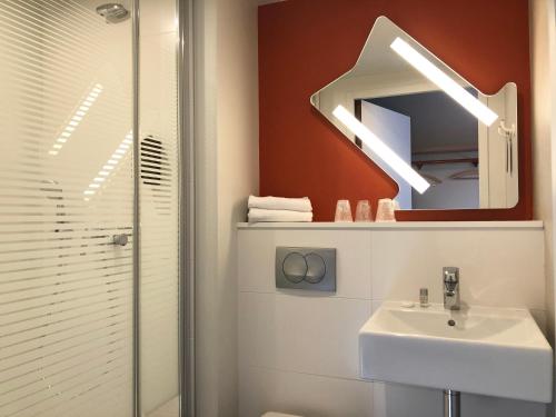 DOBLE - Habitación con una cama grande del hotel ibis budget Reims Parc Des Expositions. Foto 8