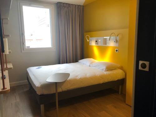 DOBLE - Habitación con una cama grande del hotel ibis budget Reims Parc Des Expositions. Foto 9