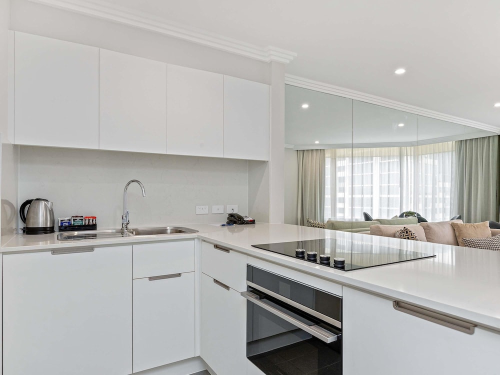 Apartamento premium con una cama king size y vistas a la ciudad del hotel The Sebel Quay West Suites Sydney. Foto 3