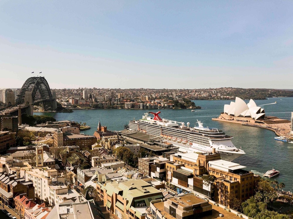 Apartamento deluxe con dos camas king size y vistas al puerto del hotel The Sebel Quay West Suites Sydney