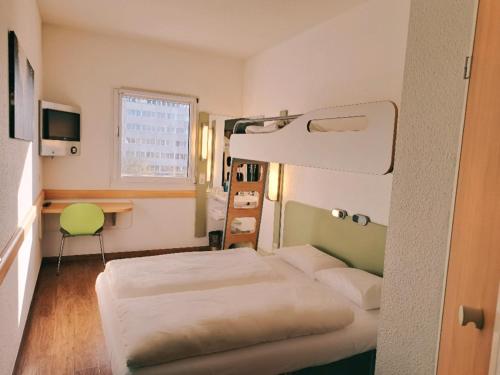 Habitación estándar con 1 cama doble y 1 cama individual del hotel ibis budget Berlin Ost. Foto 1