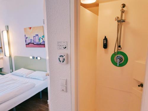 Habitación Doble con 2 camas individuales del hotel ibis budget Berlin Ost. Foto 2