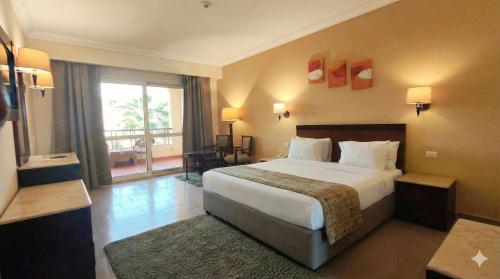 Alojamiento Deluxe con vistas a la piscina del hotel Regency Plaza Aqua Park. Foto 4