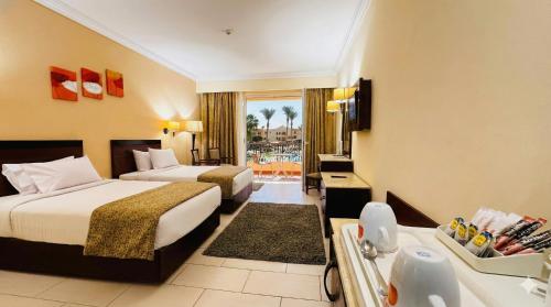 Alojamiento Deluxe con vistas a la piscina del hotel Regency Plaza Aqua Park. Foto 6