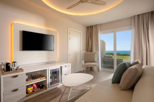 Suite Junior con vistas al mar The One Dolce Vita del hotel Amare Beach Sancti Petri - Adults Recommended. Foto 3
