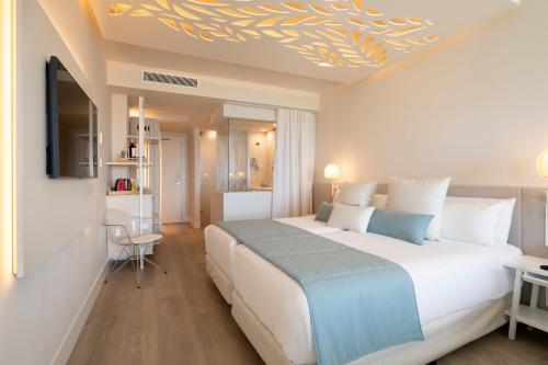 Habitación Triple Superior Oh La La con vistas al mar del hotel Amare Beach Sancti Petri - Adults Recommended. Foto 3