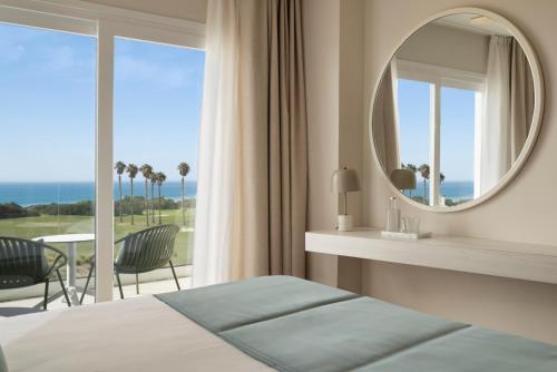 Habitación Triple Superior Oh La La con vistas al mar del hotel Amare Beach Sancti Petri - Adults Recommended. Foto 4