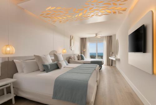 Habitación Triple Superior Oh La La con vistas al mar del hotel Amare Beach Sancti Petri - Adults Recommended. Foto 5