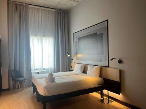 Habitación doble con 2 camas estándar, adaptada para personas con movilidad reducida del hotel ibis Madrid Norte Las Tablas