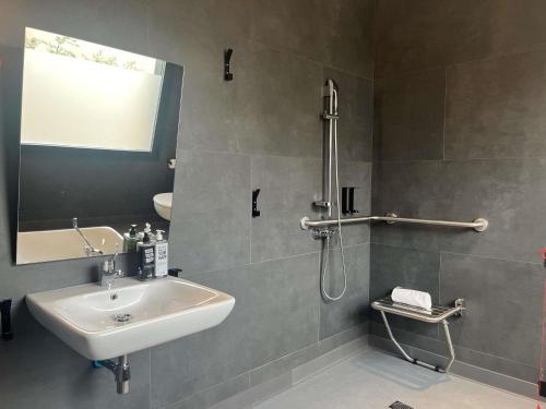 Habitación doble con 2 camas estándar, adaptada para personas con movilidad reducida del hotel ibis Madrid Norte Las Tablas. Foto 1