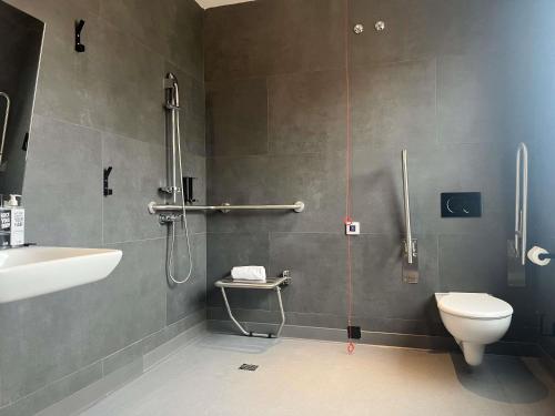 Habitación doble con 2 camas estándar, adaptada para personas con movilidad reducida del hotel ibis Madrid Norte Las Tablas. Foto 2
