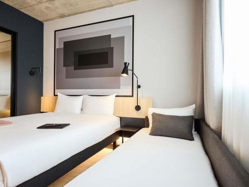Habitación Doble Estándar con cama individual para un niño del hotel ibis Madrid Norte Las Tablas. Foto 1