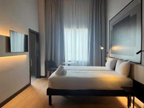Habitación doble con 2 camas estándar, adaptada para personas con movilidad reducida del hotel ibis Madrid Norte Las Tablas. Foto 1