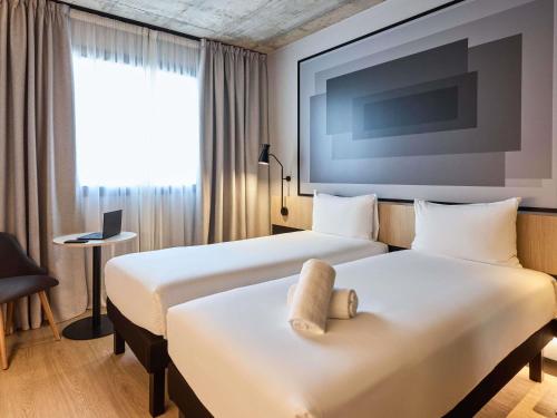 Habitación doble con 2 camas estándar, adaptada para personas con movilidad reducida del hotel ibis Madrid Norte Las Tablas. Foto 5