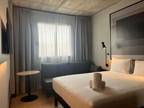 Habitación Doble Estándar con cama individual para un niño del hotel ibis Madrid Norte Las Tablas. Foto 1
