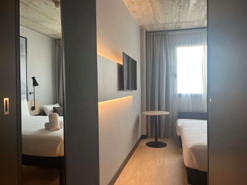Habitación Doble Estándar con cama individual para un niño del hotel ibis Madrid Norte Las Tablas. Foto 3