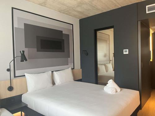 Habitación Doble Estándar con cama individual para un niño del hotel ibis Madrid Norte Las Tablas. Foto 4