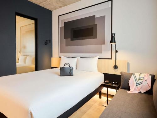 Habitación Doble Estándar con cama individual para un niño del hotel ibis Madrid Norte Las Tablas. Foto 7