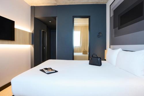 Habitación Doble Estándar del hotel ibis Madrid Norte Las Tablas. Foto 10