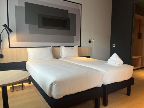 Habitación doble con 2 camas estándar, adaptada para personas con movilidad reducida del hotel ibis Madrid Norte Las Tablas. Foto 6