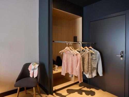 Habitación doble con 2 camas estándar, adaptada para personas con movilidad reducida del hotel ibis Madrid Norte Las Tablas. Foto 7