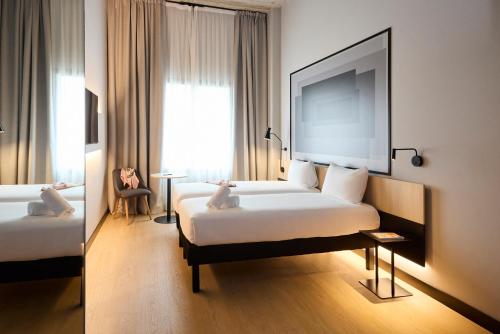 Habitación doble con 2 camas estándar, adaptada para personas con movilidad reducida del hotel ibis Madrid Norte Las Tablas. Foto 8