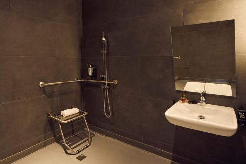 Habitación doble con 2 camas estándar, adaptada para personas con movilidad reducida del hotel ibis Madrid Norte Las Tablas. Foto 9