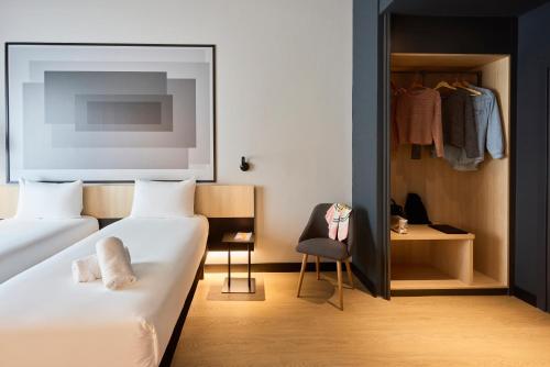 Habitación doble con 2 camas estándar, adaptada para personas con movilidad reducida del hotel ibis Madrid Norte Las Tablas. Foto 11