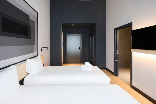 Habitación doble con 2 camas estándar, adaptada para personas con movilidad reducida del hotel ibis Madrid Norte Las Tablas. Foto 12