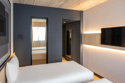 Habitación Doble Estándar - 2 camas del hotel ibis Madrid Norte Las Tablas. Foto 9